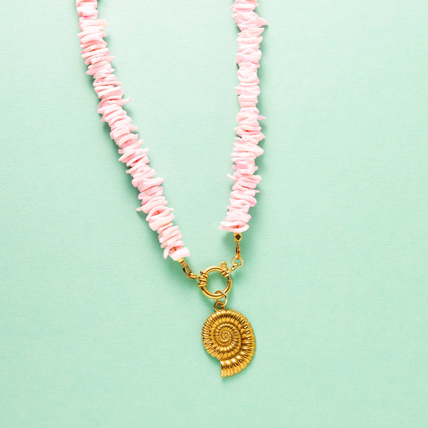 Zomers, speels en een echte pop of pink — Flamingo Breeze is de ultieme statement ketting voor zonnige dagen. Deze veelzijdige eyecatcher is gemaakt van natuurlijke schelp chipstones in een frisse roze tint die doet denken aan tropische cocktails en roze flamingo’s op het strand.
Dankzij het stijlvolle boeislot kun je de ketting op meerdere manieren dragen:
✨ Met het slotje aan de achterkant voor een klassieke look
✨ Met het slotje aan de voorkant voor een trendy twist
✨ Of voeg je eigen favoriete bedel to