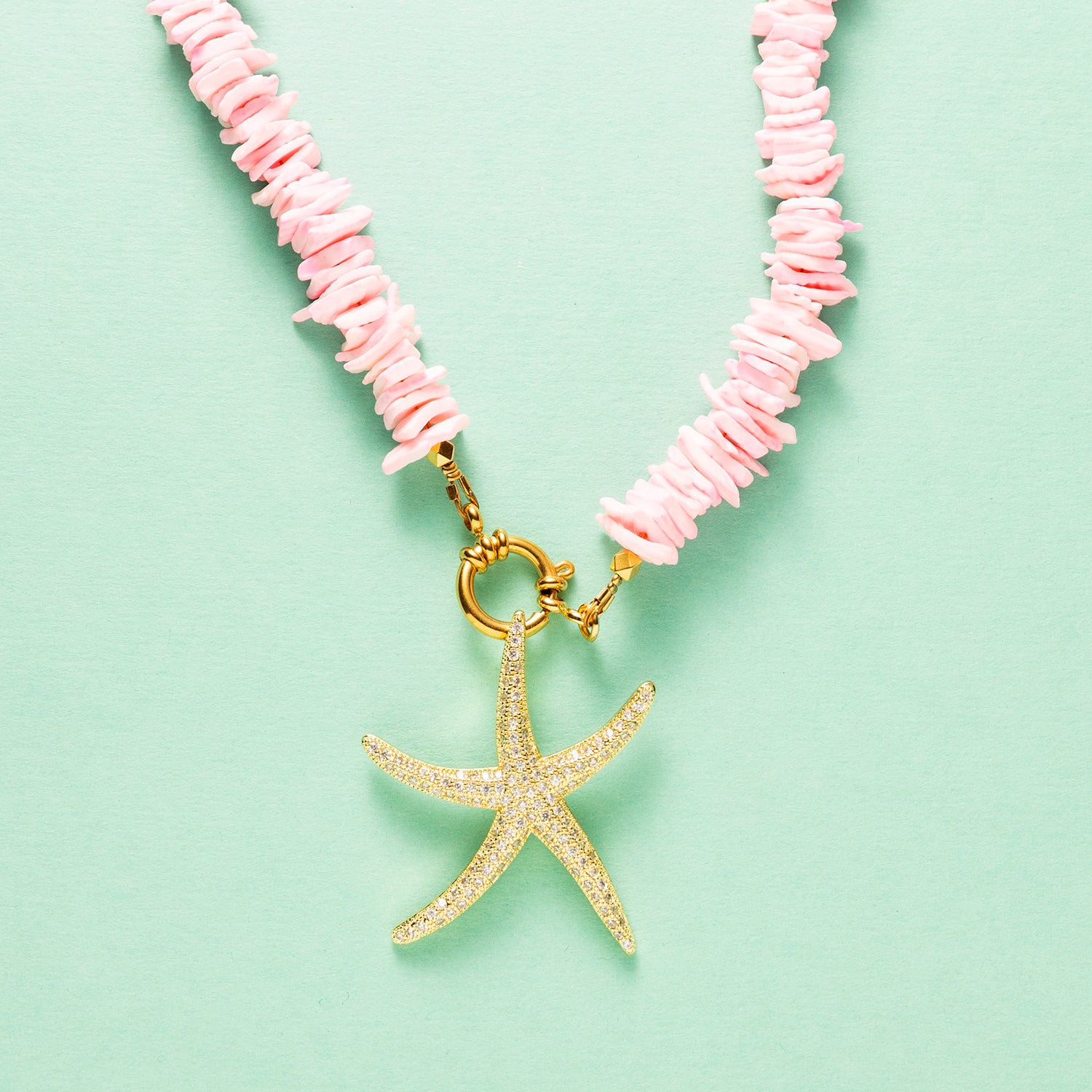 Zomers, speels en een echte pop of pink — Flamingo Breeze is de ultieme statement ketting voor zonnige dagen. Deze veelzijdige eyecatcher is gemaakt van natuurlijke schelp chipstones in een frisse roze tint die doet denken aan tropische cocktails en roze flamingo’s op het strand.
Dankzij het stijlvolle boeislot kun je de ketting op meerdere manieren dragen:
✨ Met het slotje aan de achterkant voor een klassieke look
✨ Met het slotje aan de voorkant voor een trendy twist
✨ Of voeg je eigen favoriete bedel to