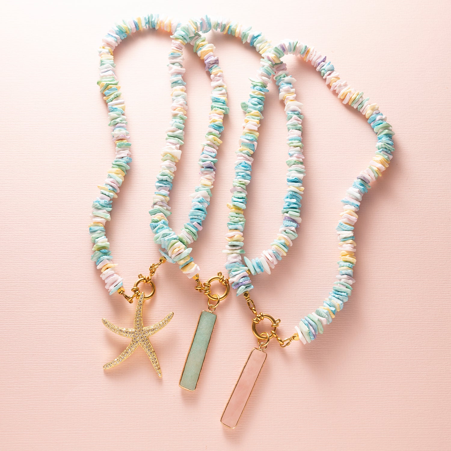 Zacht, kleurrijk en helemaal summer-ready – Sweet Lagoon is een speelse ketting met pastel vibes. Gemaakt van natuurlijke schelp chipstones in tinten roze, paars, geel, groen en blauw, straalt deze ketting een frisse en vrolijke energie uit.
Dankzij het stijlvolle boeislot draag je deze ketting zoals jij dat wilt:
🌸 Met het slotje aan de achterkant voor een subtiele look
🌼 Of juist met het slotje aan de voorkant, perfect om je favoriete bedel aan te hangen