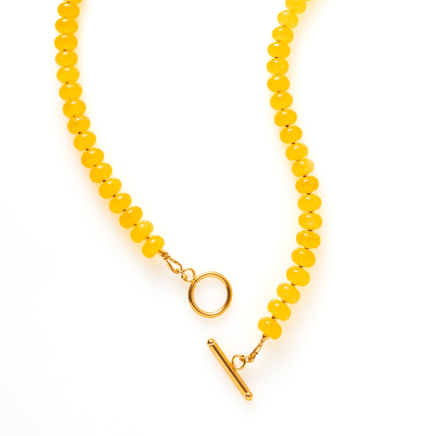 Zuur en zoet tegelijk – net als een verfrissende citroensorbet op Capri.
De Capri Lemon ketting is gemaakt van jade natuurstenen in een frisse, heldergele tint. Deze vrolijke kleur brengt direct een vleugje zomer met zich mee en geeft elke outfit een sprankelende boost.