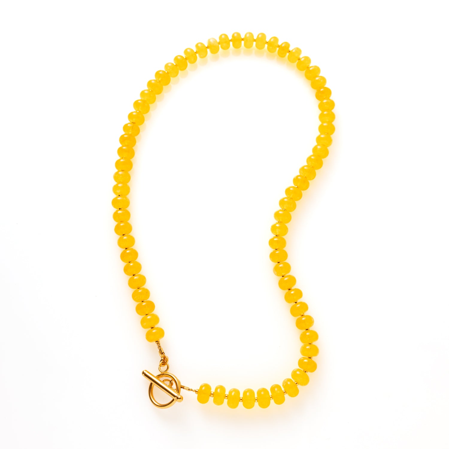 Zuur en zoet tegelijk – net als een verfrissende citroensorbet op Capri.
De Capri Lemon ketting is gemaakt van jade natuurstenen in een frisse, heldergele tint. Deze vrolijke kleur brengt direct een vleugje zomer met zich mee en geeft elke outfit een sprankelende boost.