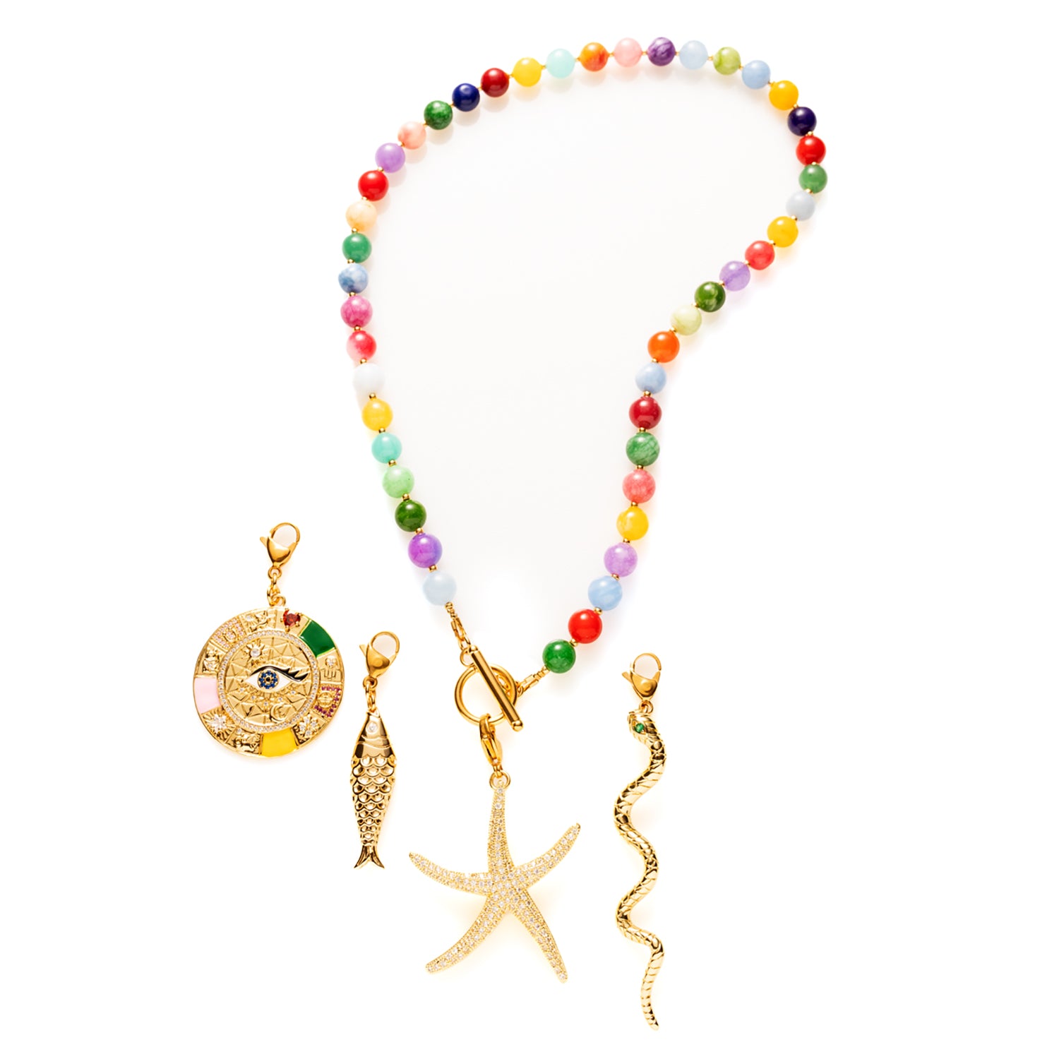 Laat je meevoeren naar de bruisende straten van Rio met de Rio Radiance ketting – een explosie van kleur, energie en zomerse vibes. Deze vrolijke kralenketting is handgemaakt met natuurstenen in allerlei tinten die samen een speels en krachtig geheel vormen. Elke kraal is uniek, net als jij. Draag haar solo als statement of kies je eigen bedel en creëer zo je eigen unieke look.