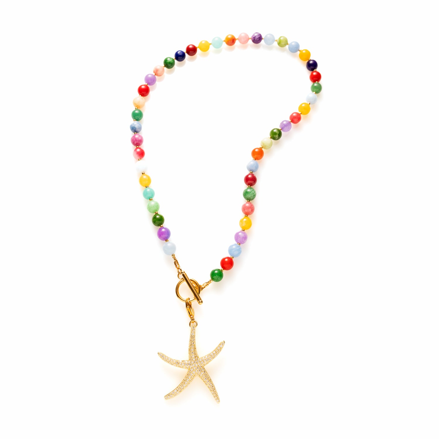 Laat je meevoeren naar de bruisende straten van Rio met de Rio Radiance ketting – een explosie van kleur, energie en zomerse vibes. Deze vrolijke kralenketting is handgemaakt met natuurstenen in allerlei tinten die samen een speels en krachtig geheel vormen. Elke kraal is uniek, net als jij. Draag haar solo als statement of kies je eigen bedel en creëer zo je eigen unieke look.