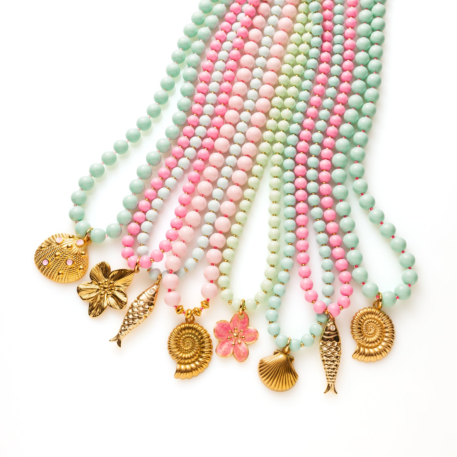 Turquoise Kralenketting: Breng de zomer tot leven met onze;Sea Sparkle Collection – een reeks handgemaakte kralenkettingen vol kleur, speelsheid en zee-inspiratie. Elke ketting is uniek en samengesteld met glaskralen in vrolijke tinten, afgewerkt met zomerse bedels zoals schelpen, bloemen en vissen. Of je nu houdt van zachtroze charme of een frisse turquoise uitstraling, er is altijd een variant die bij jouw zomerse vibe past.