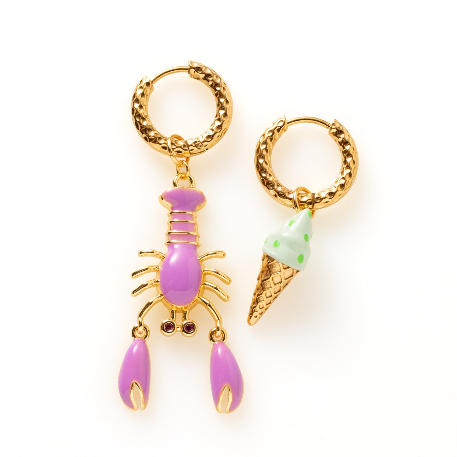 Lobster Twist is een opvallende one piece oorbel met een kreeft waarvan de scharen echt bewegen. Verkrijgbaar in turquoise, rood en paars, voor een speelse, eigenzinnige touch. De dynamische scharen geven het sieraad leven en karakter,  Een kleurrijk statement voor wie durft op te vallen.