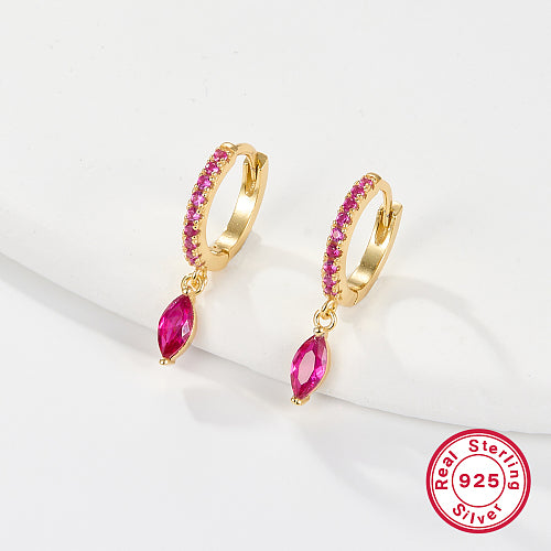 elegante en verfijnde zirkonia oorbellen zijn vervaardigd van 925 sterling zilver en voorzien van een subtiele fuchsia horse eye steen. Het kleine, tijdloze ontwerp maakt deze oorbellen perfect voor een klassieke, ingetogen look die bij elke outfit past