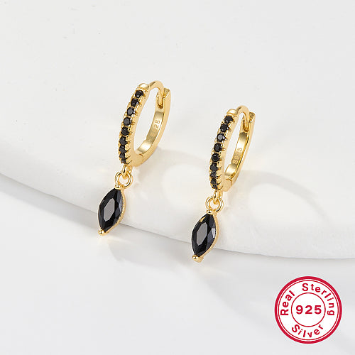 elegante en verfijnde zirkonia oorbellen zijn vervaardigd van 925 sterling zilver en voorzien van een subtiele zwarte horse eye steen. Het kleine, tijdloze ontwerp maakt deze oorbellen perfect voor een klassieke, ingetogen look die bij elke outfit past