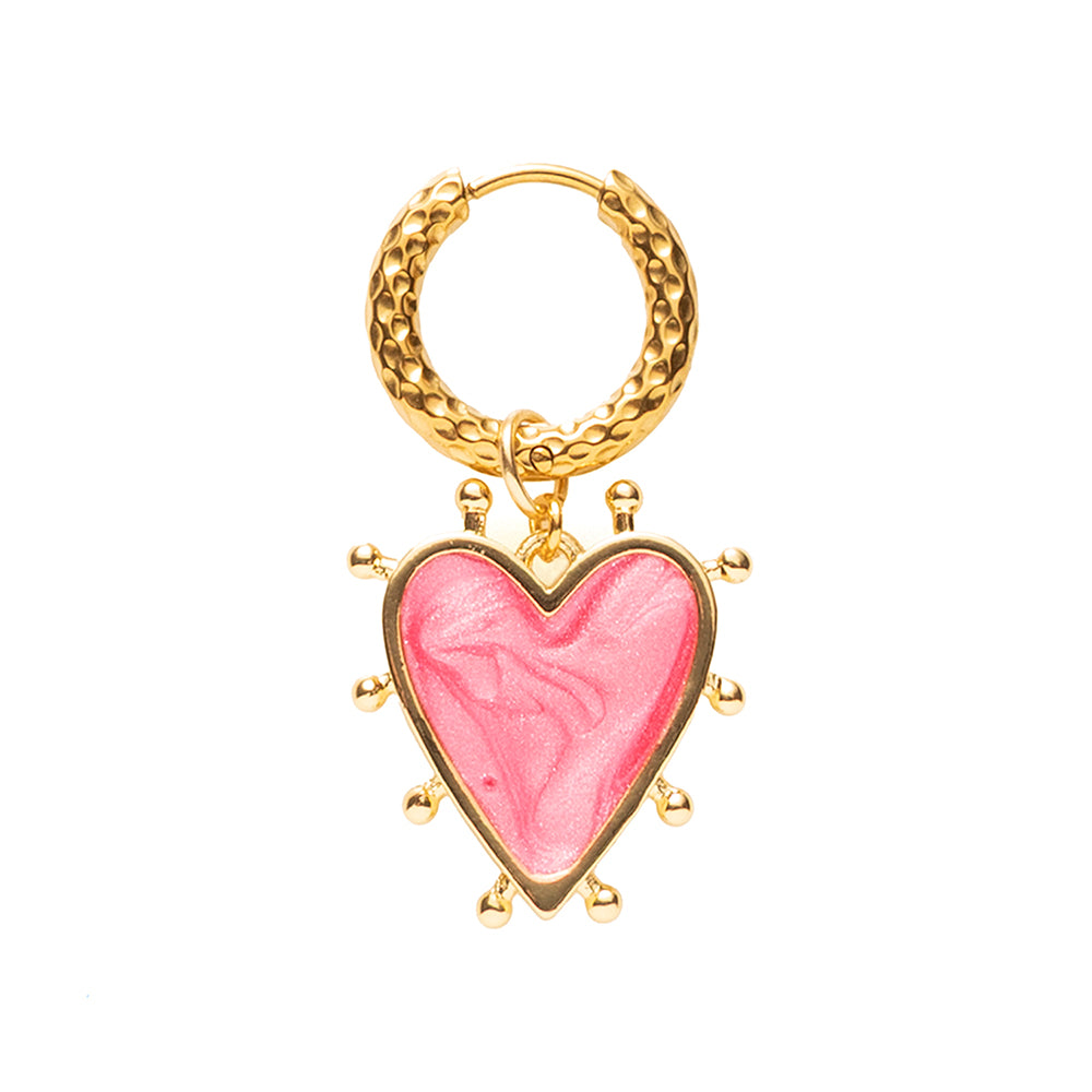 Een opvallend, gemarmerd hart in roze dat kleur en karakter toevoegt aan elke outfit. Deze one-piece oorbel is elegant, eigenzinnig en perfect te combineren met andere stijlen voor een unieke, persoonlijke look.