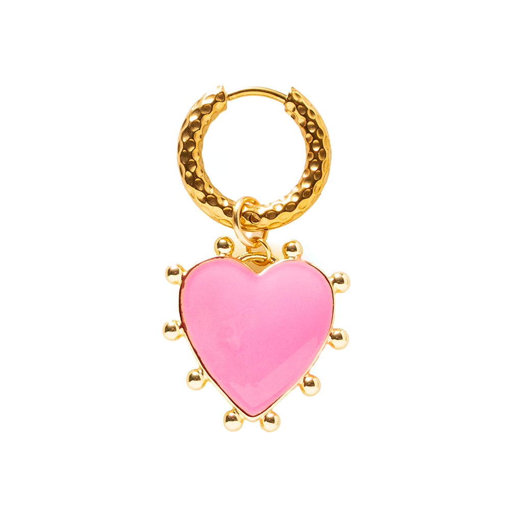 Geef jouw look een flinke dosis kleur met deze one-piece oorbel met een felroze hart. Een opvallend en eigenzinnig ontwerp voor vrouwen die graag hun persoonlijkheid laten zien. De felle kleur zorgt direct voor een vrolijke, funky uitstraling en maakt iedere outfit nét wat bijzonderder.
Draag deze oorbel solo als kleurrijke eyecatcher of combineer hem met jouw favoriete one-piece oorbellen voor de ultieme earparty. 
Mix, match & shine – stel jouw eigen kleurrijke earparty samen.