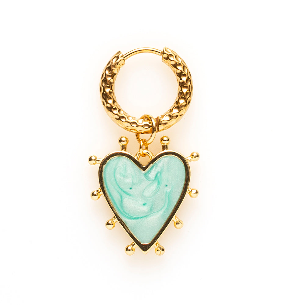 Een funky gemarmerd hart in turquoise, voor wie houdt van kleur en eigenzinnige details. Draag ‘m solo of mix & match met andere oorbellen voor een stijlvolle en opvallende uitstraling.