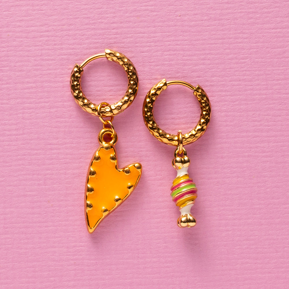 One-piece oorbel met een vrolijk snoepje in wit met roze, geel en groen. Lief, speels en perfect om je look een kleurrijke fun-touch te geven. Draag ‘m solo of mix & match voor een speelse earparty.