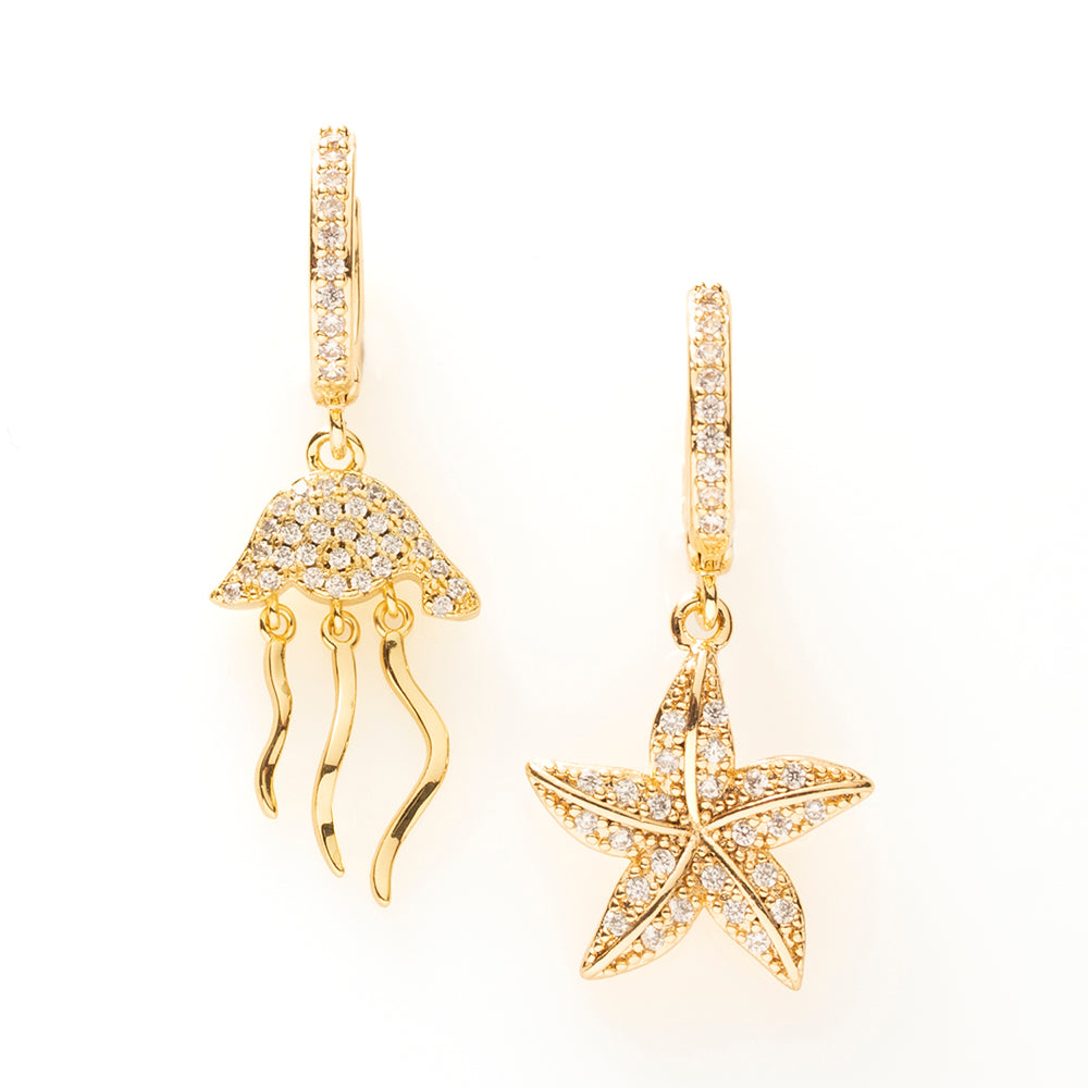 De Starfish Sparkle is een vrolijke one piece oorbel die direct een zomers gevoel oproept. De subtiele zeester is verfijnd afgewerkt met sprankelende zirkonia steentjes, waardoor er een zachte sparkle ontstaat bij elke beweging.
Deze oorbel is lief, speels en beachy tegelijk, perfect om je look net dat beetje extra fun te geven. Of je nu naar het strand gaat, een festival hebt of gewoon zin hebt in een zomerse touch: deze oorbel brengt instant sunshine vibes.