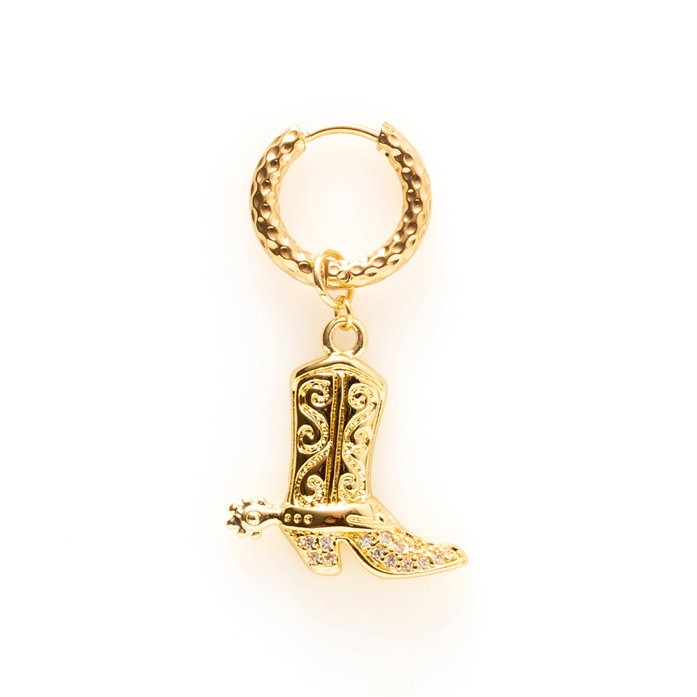 Deze stoere cowboylaars in miniatuurvorm geeft je look een eigenzinnige, speelse twist. Met dit opvallende accessoire voeg je meteen karakter en attitude toe aan elke outfit. Draag ‘m solo voor een krachtig statement of combineer met andere oorbellen voor een edgy, kleurrijke earparty die helemaal jouw stijl uitstraalt. Perfect voor vrouwen die durven te spelen met fashion én opvallen waar ze gaan.