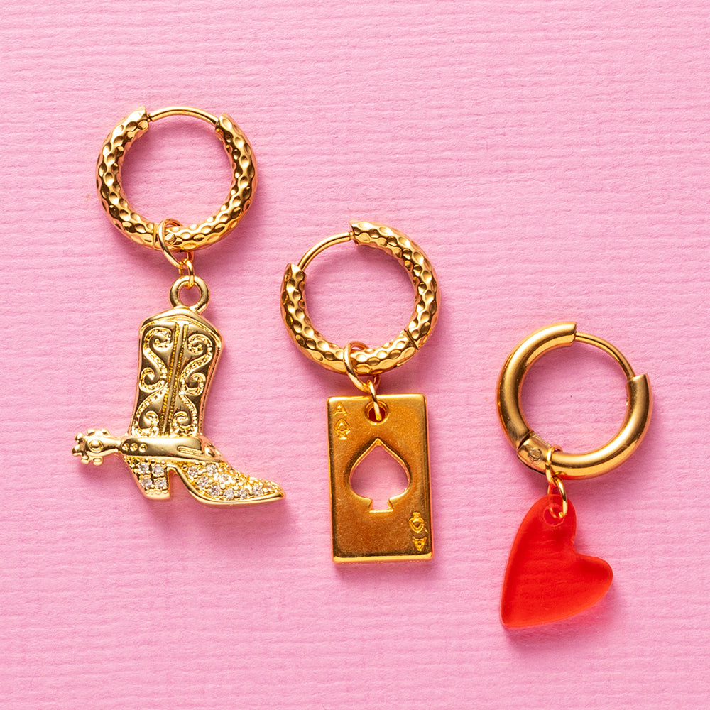 Klein, kleurrijk en vol charme – de Sweetheart one piece oorbellen zijn jouw dagelijkse dosis liefde. Het fijne plexx hartje geeft een speelse en frisse touch. Beschikbaar in zes verschillende kleuren.
Subtiel genoeg voor elke dag, maar opvallend genoeg om je look net dat beetje extra te geven. Draag ze solo voor een minimal vibe of mix met de andere oorbellen voor een vrolijke, eigenzinnige ear party.