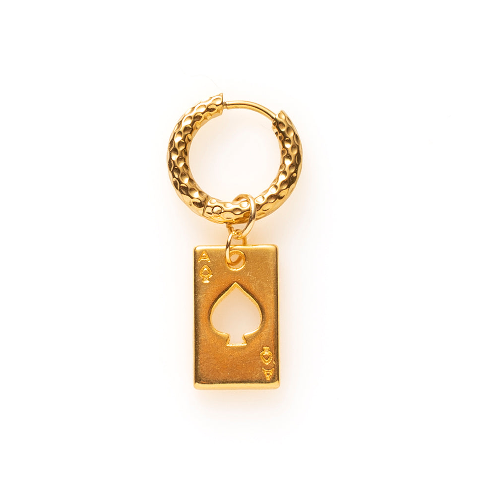 Dit eigenzinnige design met een gouden schoppenaas staat symbool voor lef, geluk en een flinke dosis attitude. Klein van formaat, maar groots in uitstraling, precies wat je zoekt als je subtiel wilt opvallen.
Draag ‘m solo voor een minimalistische statement look of combineer met andere oorbellen voor een edgy, persoonlijke mix. De Golden Gamble geeft elke outfit een funky twist en laat zien dat jij niet bang bent om je eigen regels te bepalen.
Jouw stijl, jouw spel. 
