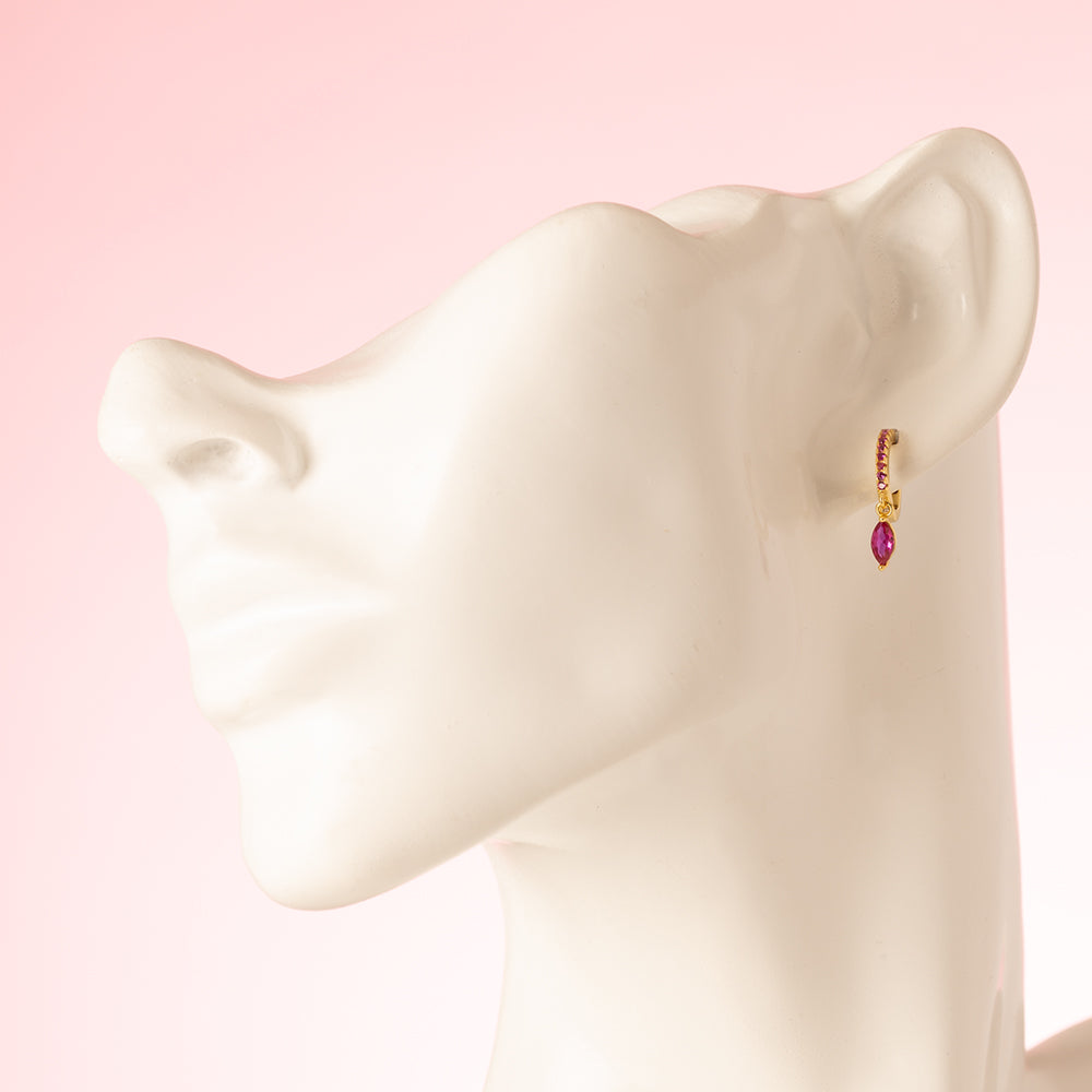 elegante en verfijnde zirkonia oorbellen zijn vervaardigd van 925 sterling zilver en voorzien van een subtiele fuchsia horse eye steen. Het kleine, tijdloze ontwerp maakt deze oorbellen perfect voor een klassieke, ingetogen look die bij elke outfit past