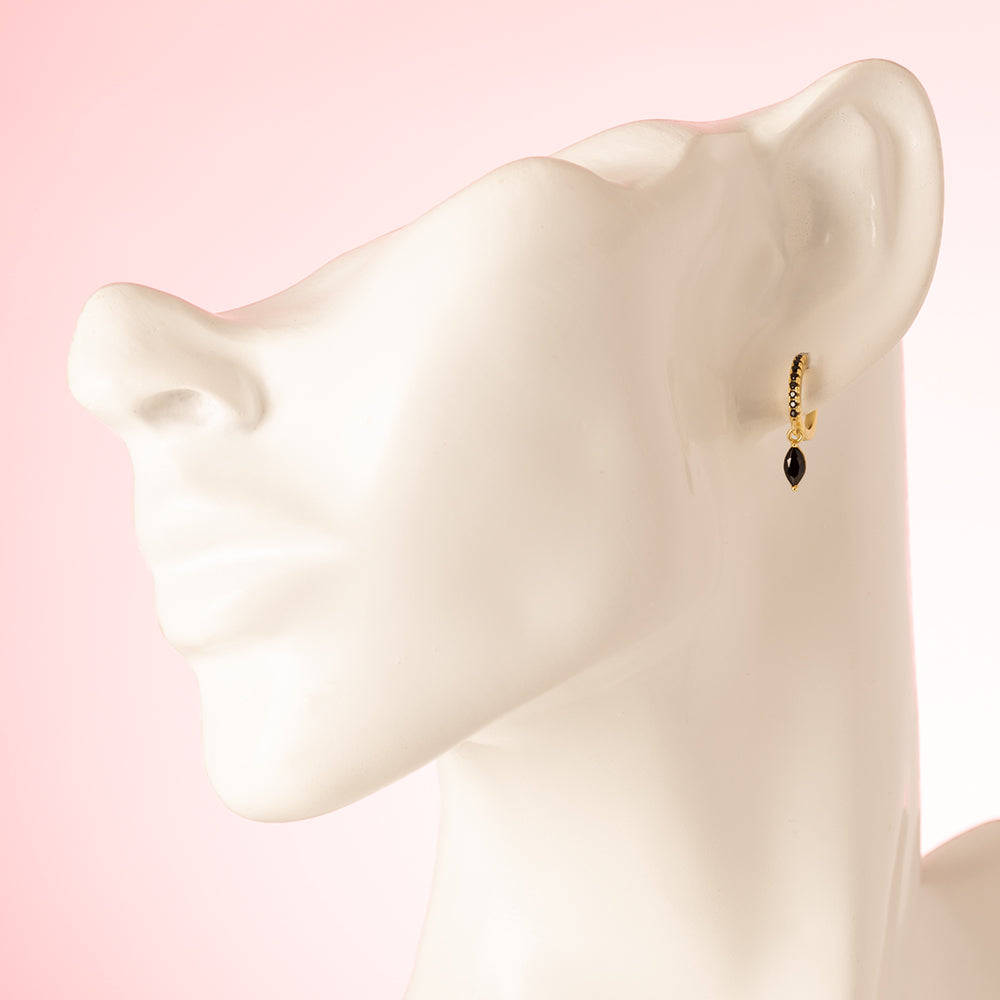 elegante en verfijnde zirkonia oorbellen zijn vervaardigd van 925 sterling zilver en voorzien van een subtiele zwarte horse eye steen. Het kleine, tijdloze ontwerp maakt deze oorbellen perfect voor een klassieke, ingetogen look die bij elke outfit past