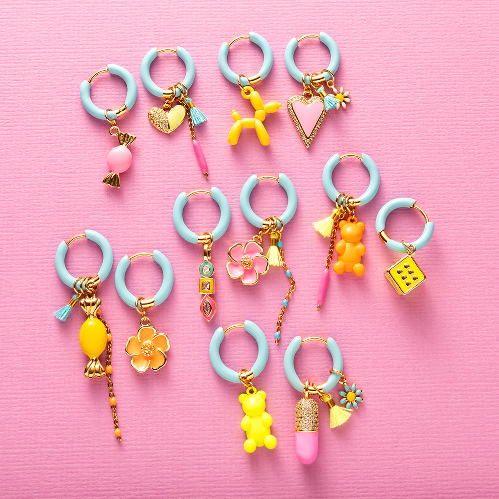 Voeg een sprankje kleur en een vleugje vreugde toe aan je dag met deze kleine gekleurde oorbellen voorzien van eigenzinnige bedels. Deze charmante oorbellen zijn perfect om je outfit op te vrolijken en je een instant geluksgevoel te geven. Bovendien kun je de bedels er zelf afhalen en onderling wisselen. Mix & Match met de andere oorbellen voor dubbel plezier!