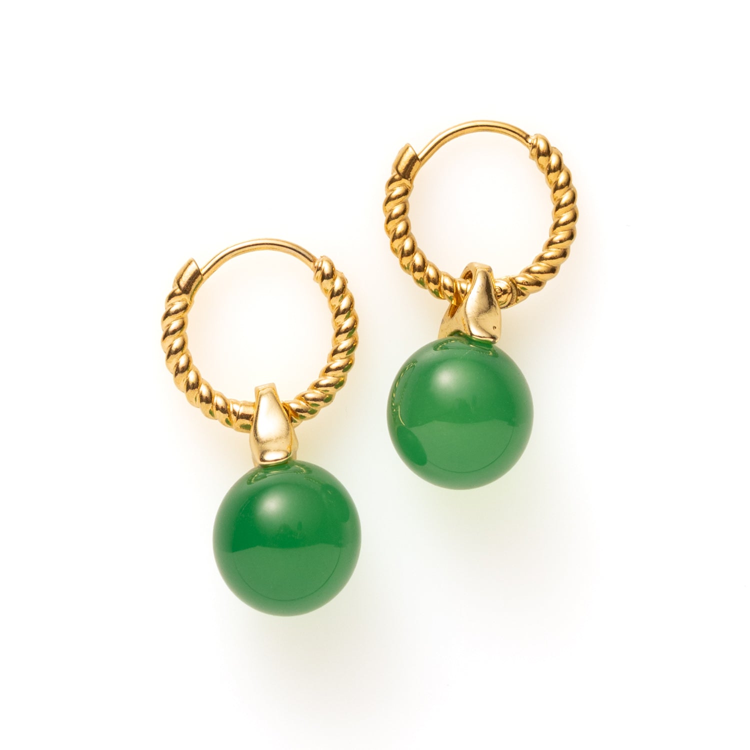 Fijne gouden oorringen met een fris groen natuursteentje. Minimalistisch en stijlvol, maar het groene accent laat je look net iets sprankelen. Ideaal voor elke dag of een casual chic outfit.