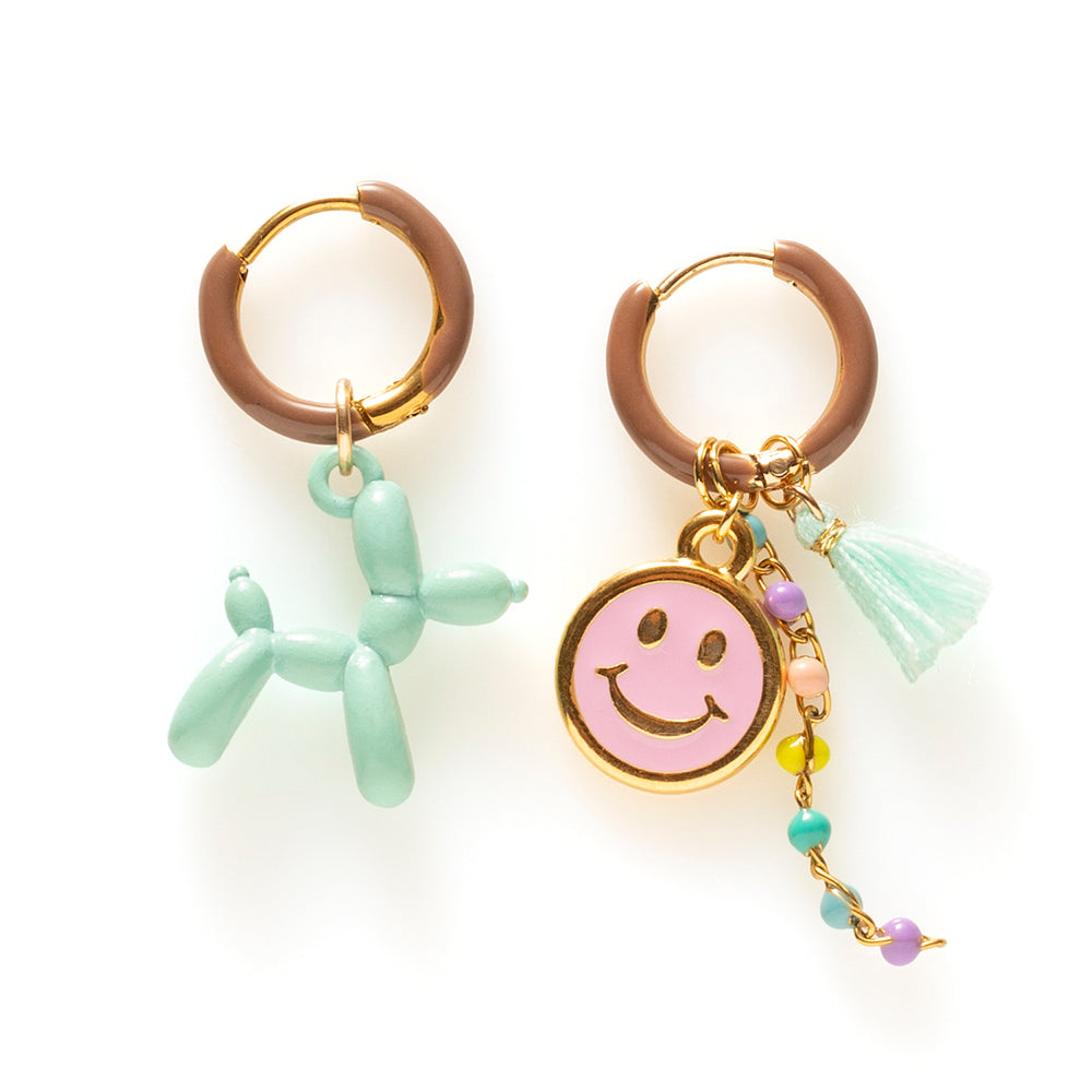 Voeg een sprankje kleur en vreugde toe aan je dag met deze kleurrijke oorbellen met eigenzinnige bedels. Deze opvallende oorbellen geven elke outfit een speelse en funky twist én bezorgen je meteen een instant geluksgevoel.
Extra leuk: de bedels zijn eenvoudig afneembaar en onderling te wisselen. Mix & Match ze met andere oorbellen en creëer eindeloos veel unieke combinaties voor dubbel draagplezier.