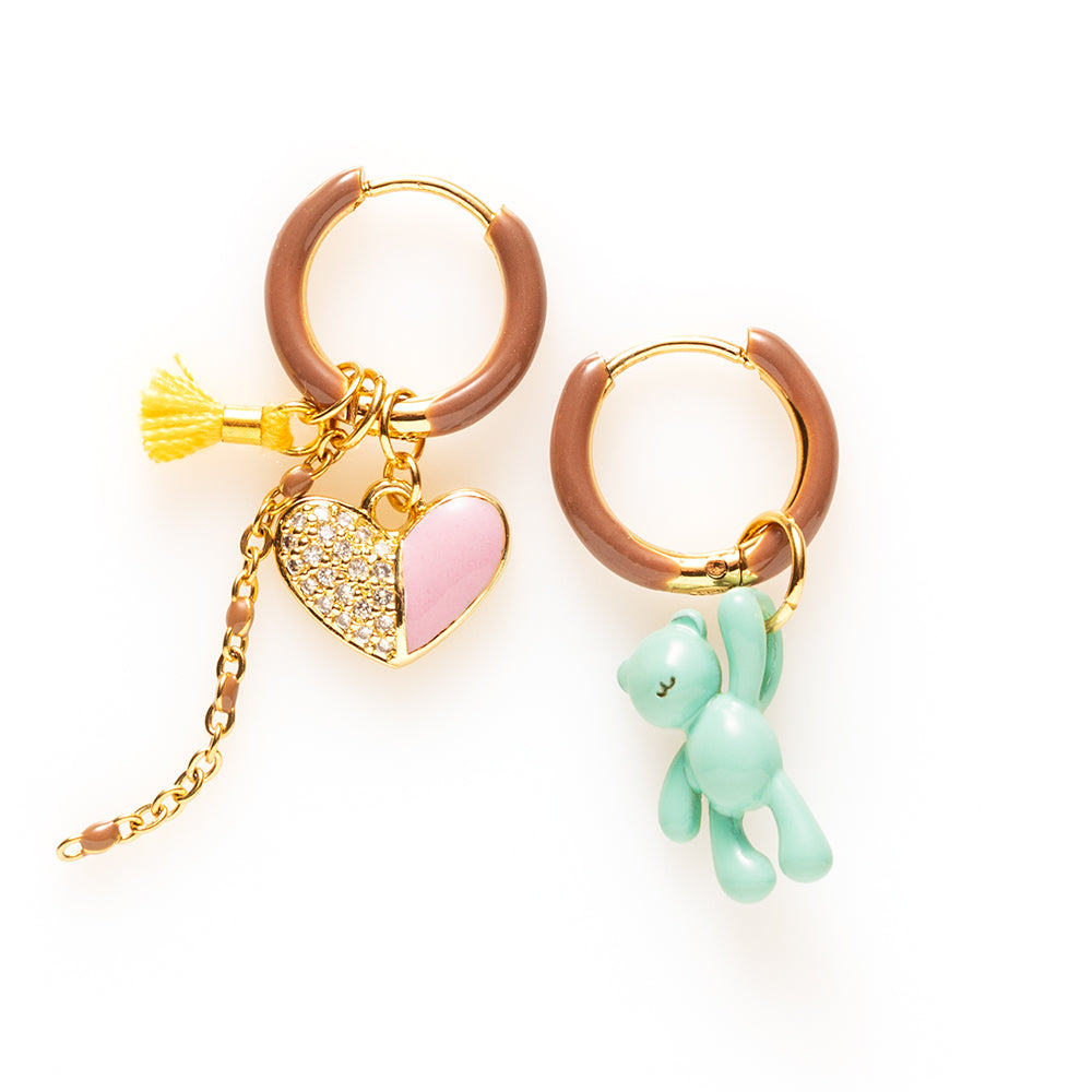 Voeg een sprankje kleur en een vleugje vreugde toe aan je dag met deze kleine gekleurde oorbellen voorzien van vrolijke bedels. Deze charmante oorbellen zijn perfect om je outfit op te vrolijken en je een instant geluksgevoel te geven. Bovendien kun je de bedels er zelf afhalen en onderling wisselen. Mix & Match met de andere oorbellen voor dubbel plezier!