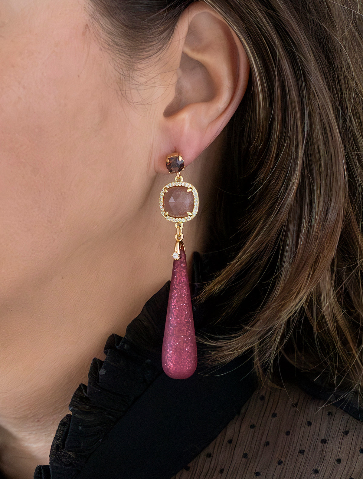 Elegante grote oorbellen, ontworpen om op te vallen. De oorstekers zijn bezet met een schitterende Swarovski puntsteen in de kleur burgundy, terwijl de donkerrode Polaris druppels een diepe, warme gloed toevoegen. De natuurlijke schoonheid van aardbeienkwarts maakt het ontwerp compleet, met een vleugje luxe en verfijning.