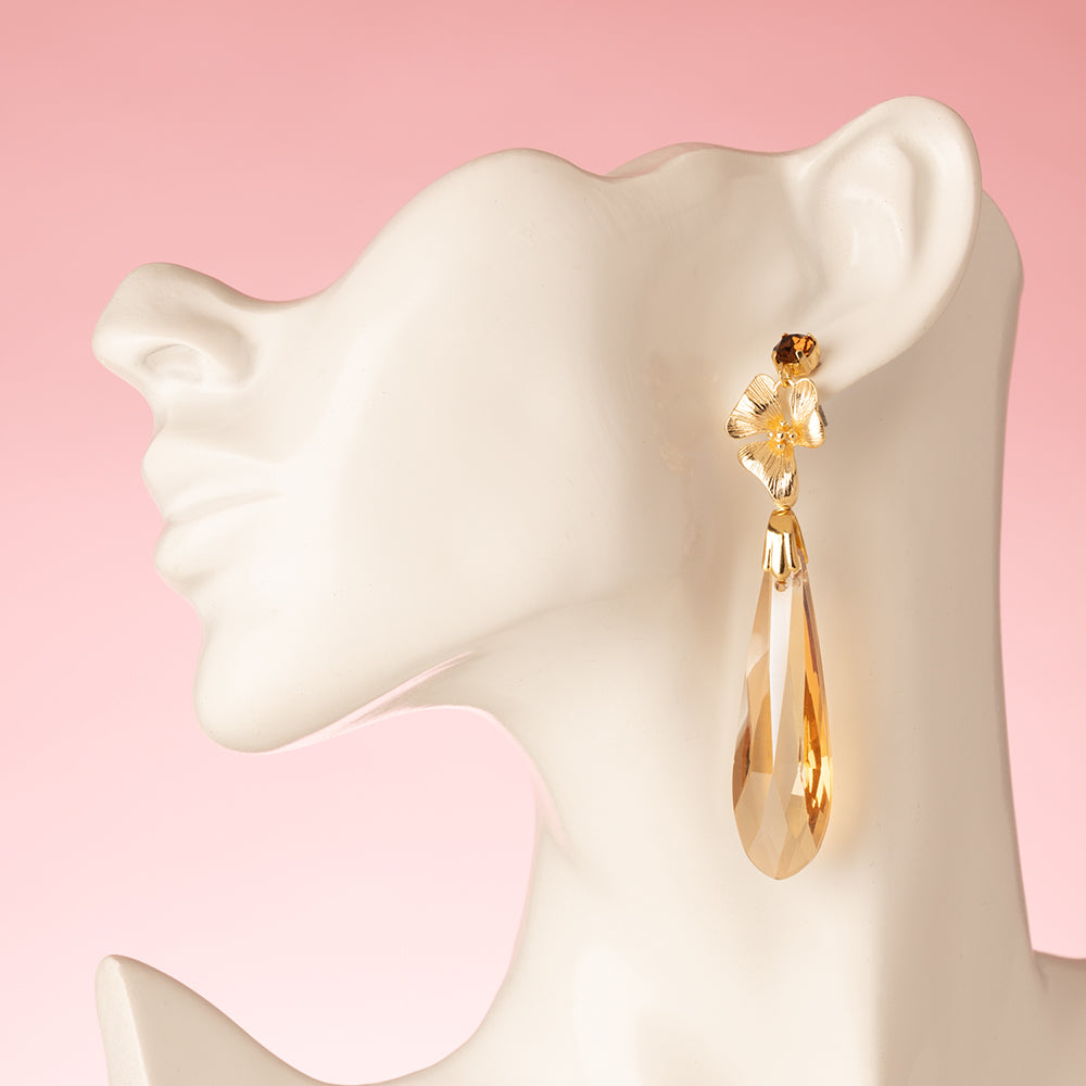 Statement Oorbellen met Swarovski stenen in de kleur smoked topaz. Bloem tussenstuk en Facet Glas druppels in de kleur Sandy Brown. Tijdloze en elegante oorbellen.