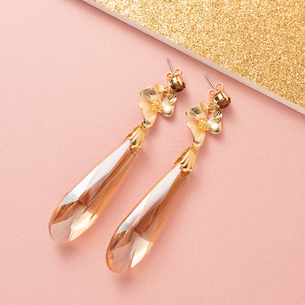 Statement Oorbellen met Swarovski stenen in de kleur smoked topaz. Bloem tussenstuk en Facet Glas druppels in de kleur Sandy Brown. Tijdloze en elegante oorbellen.