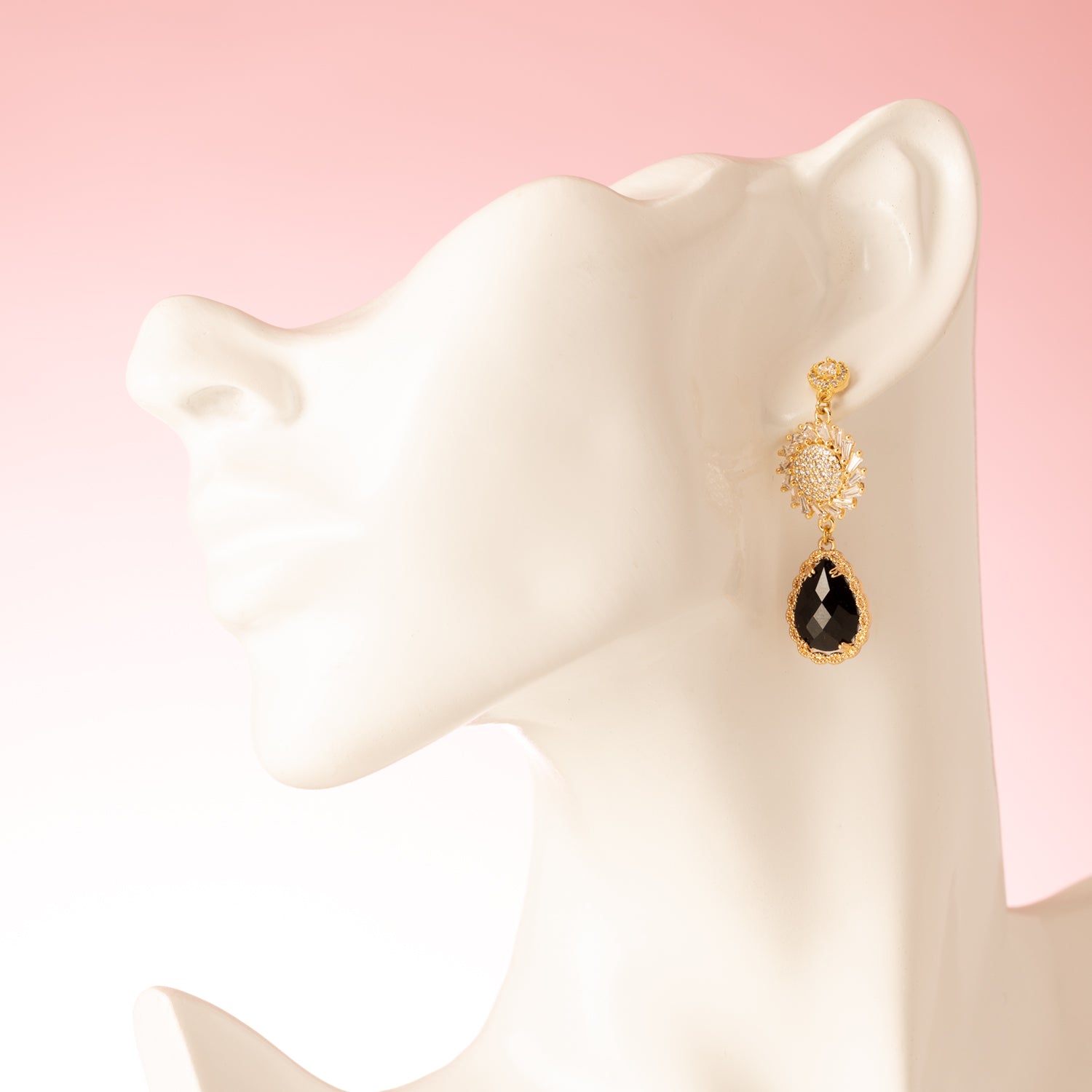 Black Blossom straalt subtiele elegantie uit. De oorbellen combineren sprankelende zirkonia oorstekers met een verfijnd bloemen-tussenstuk en diepe zwarte kristalglas druppels. Het ontwerp is tijdloos, chic en perfect voor elke dag, van kantoor tot diner. De glans van de zirkonia en het speelse bloemdetail geven deze oorbellen een zachte, vrouwelijke touch zonder aan stijl te verliezen.