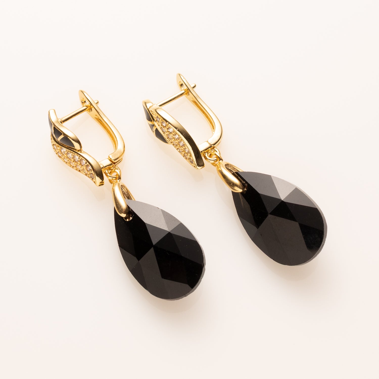 Oorbellen die eenvoud en luxe perfect combineren. De elegante kristalglas druppels in diepzwart vangen subtiel het licht, terwijl de sprankelende zirkonia oorstekers met zwarte details zorgen voor een chique, opvallend accent.
Tijdloos, stijlvol en verfijnd – perfect voor een etentje, feest of gewoon als je net dat beetje extra wilt uitstralen.