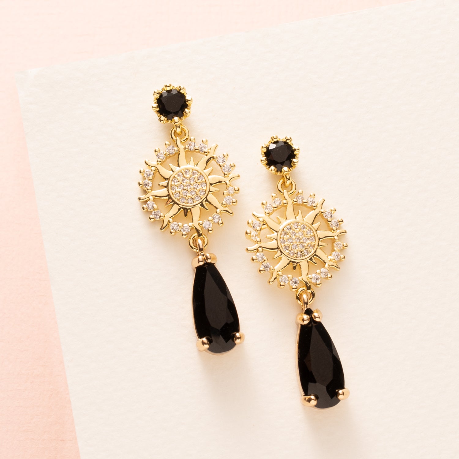 Eclipse zijn elegante, tijdloze oorbellen met zwarte zirkonia oorstekers, een schitterend zirkonia zon-tussenstuk en zwarte kristalglas druppels. Het verfijnde ontwerp combineert subtiele glamour met een chique uitstraling, waardoor deze oorbellen perfect passen bij zowel dagelijkse outfits als speciale gelegenheden.
Een stijlvolle keuze voor wie houdt van tijdloze elegantie met een klein opvallend detail.