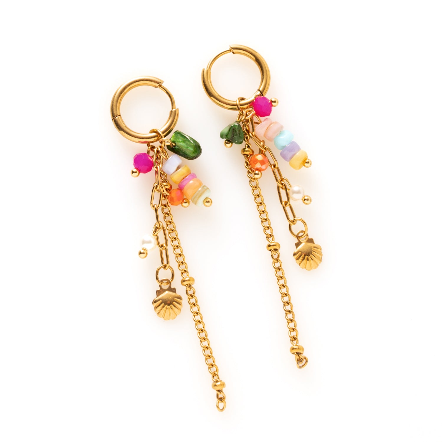 Deze speelse oorringen zijn versierd met kleurrijke kraaltjes en luchtige sliertjes die zachtjes meebewegen bij elke stap. Met verschillende kleuren, opvallend en vrolijk – een perfecte accessoire om je dagelijkse outfit een sprankelend accent te geven of je look feestelijk af te maken.