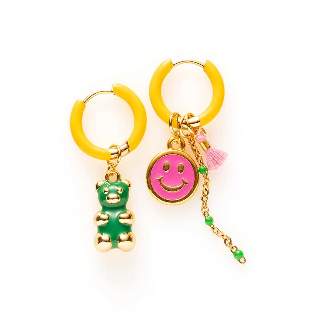 Voeg een sprankje kleur en een vleugje vreugde toe aan je dag met deze kleine gekleurde oorbellen voorzien van eigenzinnige bedels. Deze charmante oorbellen zijn perfect om je outfit op te vrolijken en je een instant geluksgevoel te geven. Bovendien kun je de bedels er zelf afhalen en onderling wisselen. Mix & Match met de andere oorbellen voor dubbel plezier!