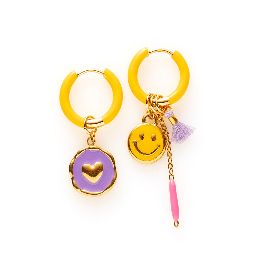 Voeg een sprankje kleur en een vleugje vreugde toe aan je dag met deze kleine gekleurde oorbellen voorzien van eigenzinnige bedels. Deze charmante oorbellen zijn perfect om je outfit op te vrolijken en je een instant geluksgevoel te geven. Bovendien kun je de bedels er zelf afhalen en onderling wisselen. Mix & Match met de andere oorbellen voor dubbel plezier!