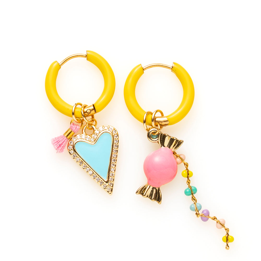Voeg een sprankje kleur en een vleugje vreugde toe aan je dag met deze kleine gekleurde oorbellen voorzien van vrolijke bedels. Deze charmante oorbellen zijn perfect om je outfit op te vrolijken en je een instant geluksgevoel te geven. Bovendien kun je de bedels er zelf afhalen en onderling wisselen. Mix & Match met de andere oorbellen voor dubbel plezier!