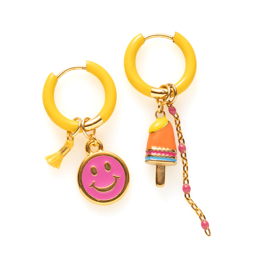 Voeg een sprankje kleur en vreugde toe aan je dag met deze kleurrijke oorbellen met eigenzinnige bedels. Deze charmante oorbellen geven elke outfit een speelse en stijlvolle touch én bezorgen je meteen een instant geluksgevoel.
Extra leuk: de bedels zijn eenvoudig afneembaar en onderling te wisselen. Mix & Match ze met andere oorbellen en creëer eindeloos veel unieke combinaties voor dubbel draagplezier.
