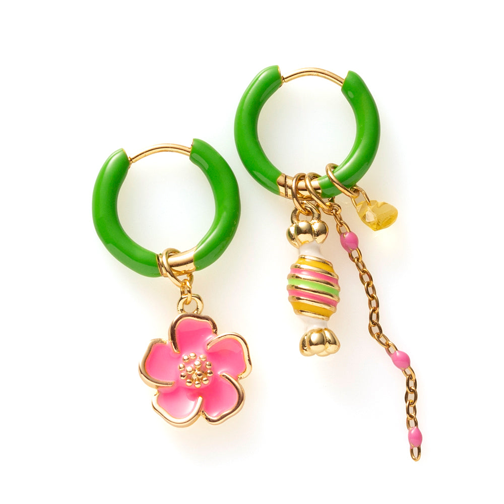 Voeg een sprankje kleur en vrolijkheid toe aan je dag met deze kleurrijke oorbellen met eigenzinnige bedels. Deze charmante oorbellen geven elke outfit een speelse en stijlvolle touch én bezorgen je meteen een instant geluksgevoel.
Extra leuk: de bedels zijn eenvoudig afneembaar en onderling te wisselen. Mix & Match ze met andere oorbellen en creëer eindeloos veel unieke combinaties voor dubbel draagplezier.