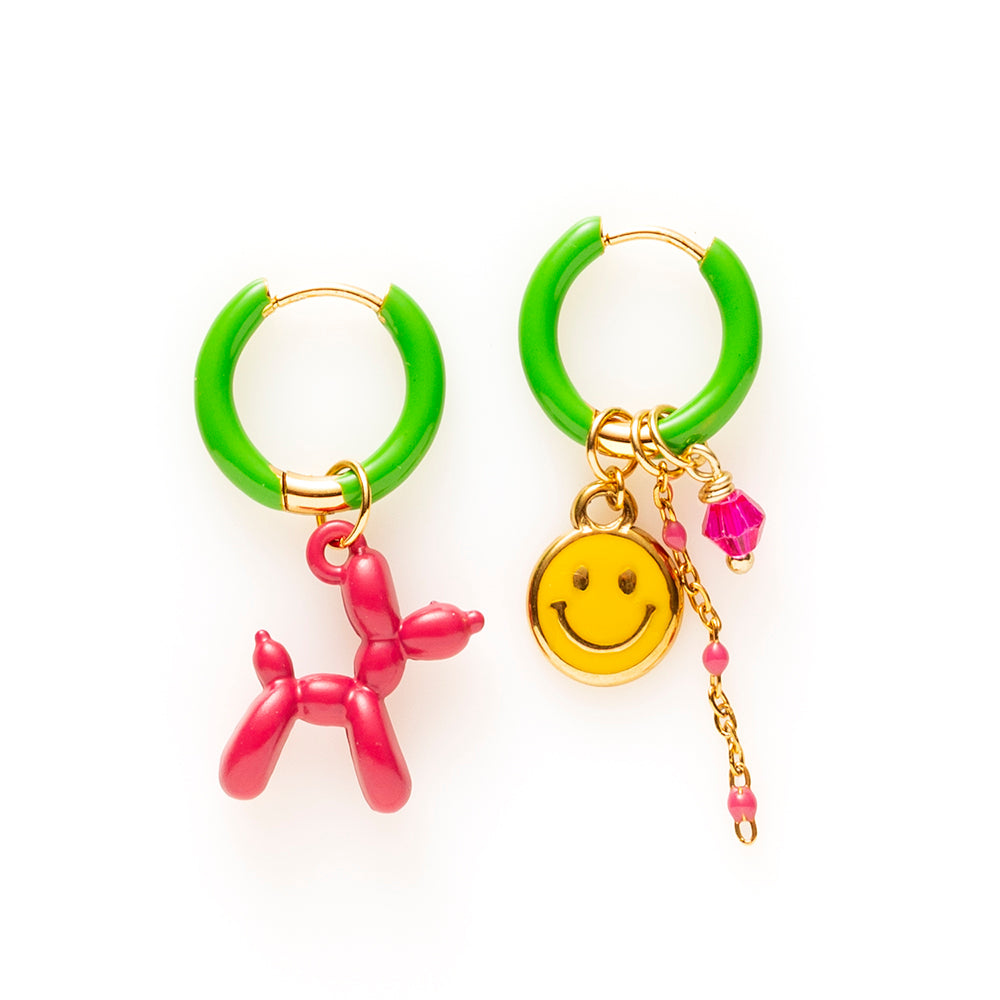 Voeg een sprankje kleur en een vleugje vreugde toe aan je dag met deze kleine gekleurde oorbellen voorzien van eigenzinnige bedels. Deze charmante oorbellen zijn perfect om je outfit op te vrolijken en je een instant geluksgevoel te geven. Bovendien kun je de bedels er zelf afhalen en onderling wisselen. Mix & Match met de andere oorbellen voor dubbel plezier!