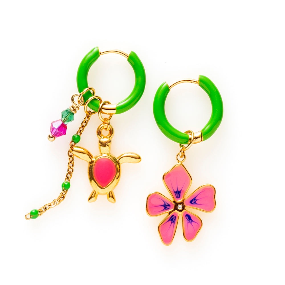 Voeg een sprankje kleur en een vleugje vreugde toe aan je dag met deze kleine gekleurde oorbellen voorzien van eigenzinnige bedels. Deze charmante oorbellen zijn perfect om je outfit op te vrolijken en je een instant geluksgevoel te geven. Bovendien kun je de bedels er zelf afhalen en onderling wisselen. Mix & Match met de andere oorbellen voor dubbel plezier!