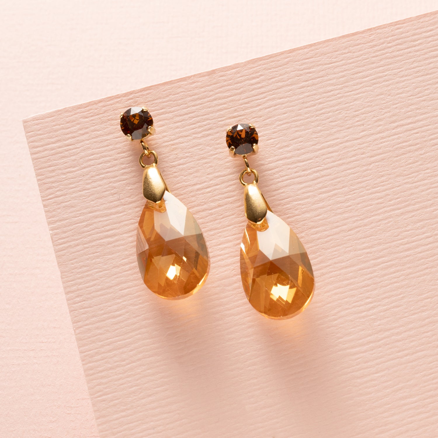 Copper Ray zijn elegante oorbellen met een Swarovski oorsteker en een koperkleurige kristalglas druppel. De warme gloed van het kristal vangt het licht bij iedere beweging, waardoor je look subtiel feestelijk en stralend wordt.
Dankzij het tijdloze, eenvoudige ontwerp zijn deze oorbellen perfect voor dagelijks gebruik, maar ook stijlvol genoeg voor speciale gelegenheden. Copper Ray combineert elegantie, warmte en veelzijdigheid in één prachtig sieraad.