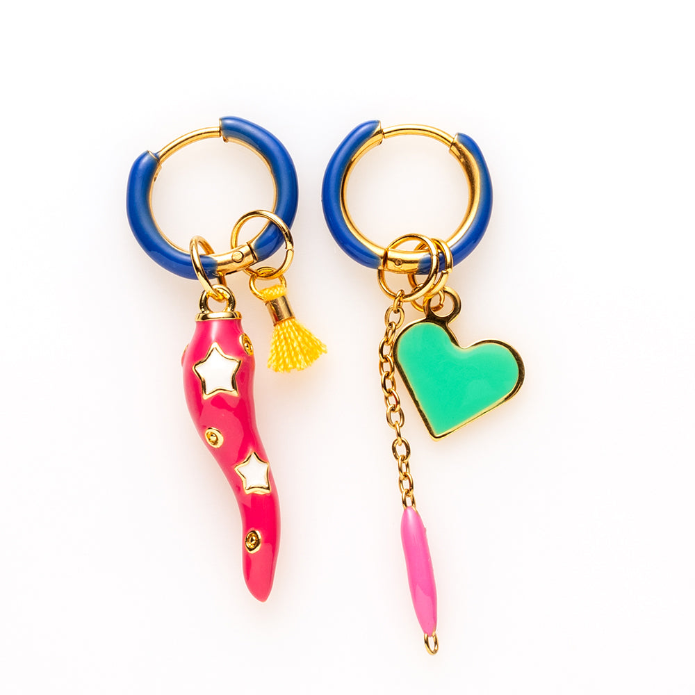 Voeg een sprankje kleur en een vleugje vreugde toe aan je dag met deze kleine gekleurde oorbellen voorzien van vrolijke bedels. Deze charmante oorbellen zijn perfect om je outfit op te vrolijken en je een instant geluksgevoel te geven. Bovendien kun je de bedels er zelf afhalen en onderling wisselen. Mix & Match met de andere oorbellen voor dubbel plezier!