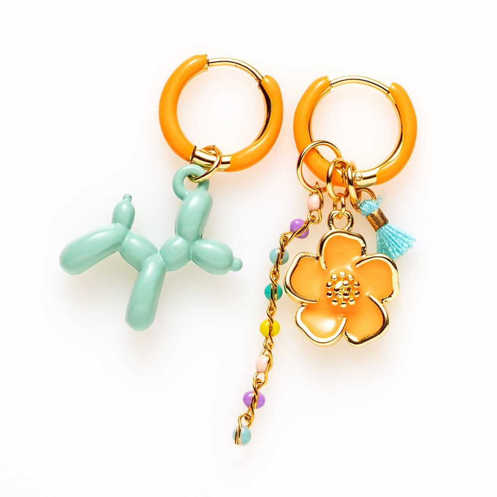 Voeg een sprankje kleur en een vleugje vreugde toe aan je dag met deze kleine gekleurde oorbellen voorzien van vrolijke bedels. Deze charmante oorbellen zijn perfect om je outfit op te vrolijken en je een instant geluksgevoel te geven. Bovendien kun je de bedels er zelf afhalen en onderling wisselen. Mix & Match met de andere oorbellen voor dubbel plezier!