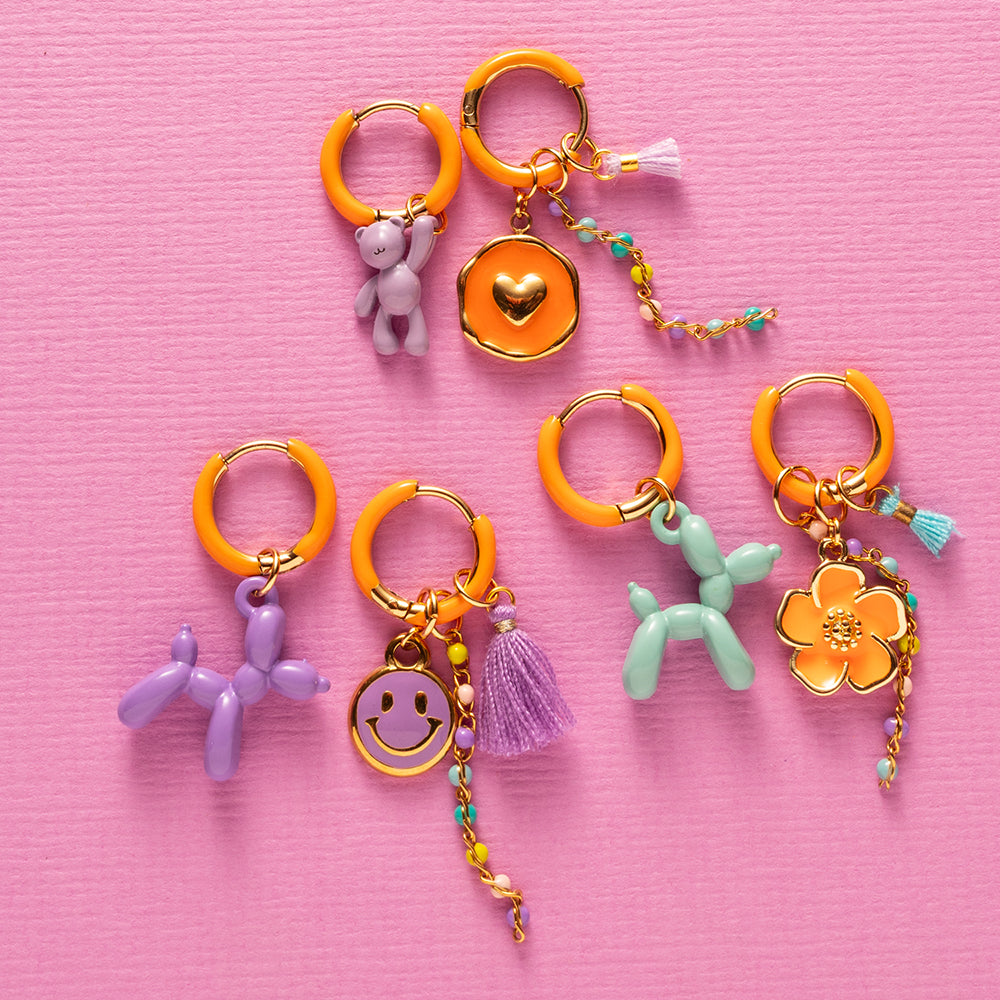 Voeg een sprankje kleur en een vleugje vreugde toe aan je dag met deze kleine gekleurde oorbellen voorzien van vrolijke bedels. Deze charmante oorbellen zijn perfect om je outfit op te vrolijken en je een instant geluksgevoel te geven. Bovendien kun je de bedels er zelf afhalen en onderling wisselen. Mix & Match met de andere oorbellen voor dubbel plezier!