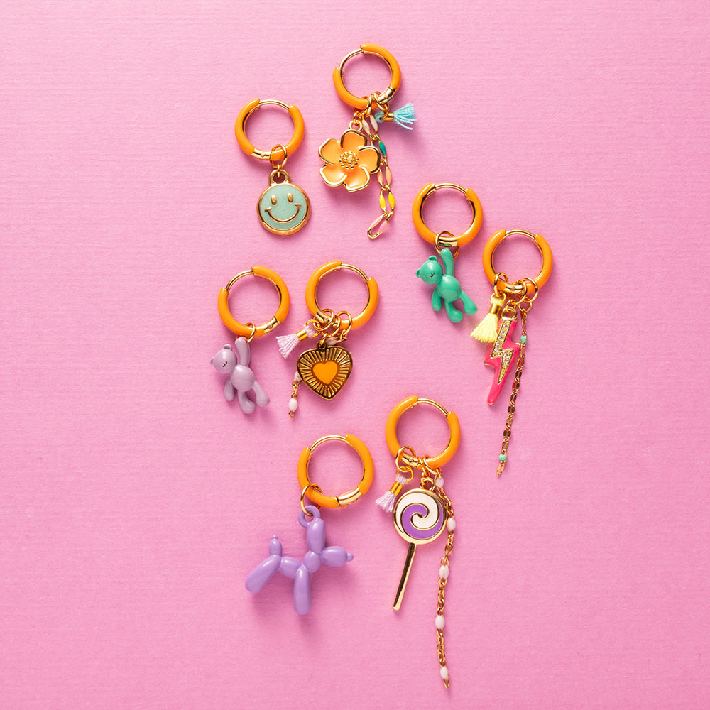 Voeg een sprankje kleur en een vleugje vreugde toe aan je dag met deze kleine gekleurde oorbellen voorzien van eigenzinnige bedels. Deze charmante oorbellen zijn perfect om je outfit op te vrolijken en je een instant geluksgevoel te geven. Bovendien kun je de bedels er zelf afhalen en onderling wisselen. Mix & Match met de andere oorbellen voor dubbel plezier!