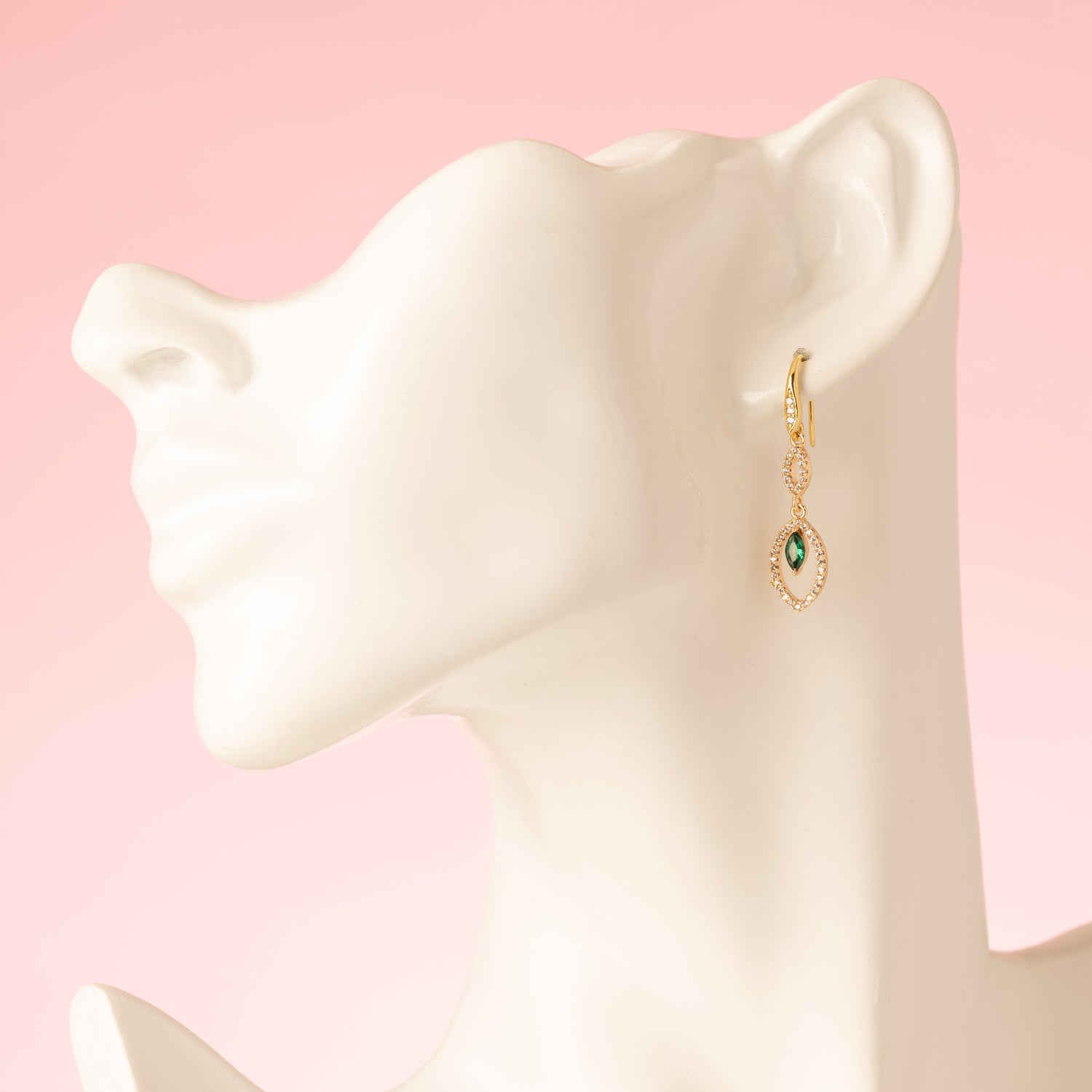 Green Spark straalt elegantie uit met een frisse twist. Deze fijne 18 kt gold plated oorhaakjes zijn voorzien van een sprankelende ovale zirkonia en een felgroen accentsteentje. Ideaal voor wie houdt van subtiele details en een levendig kleuraccent.