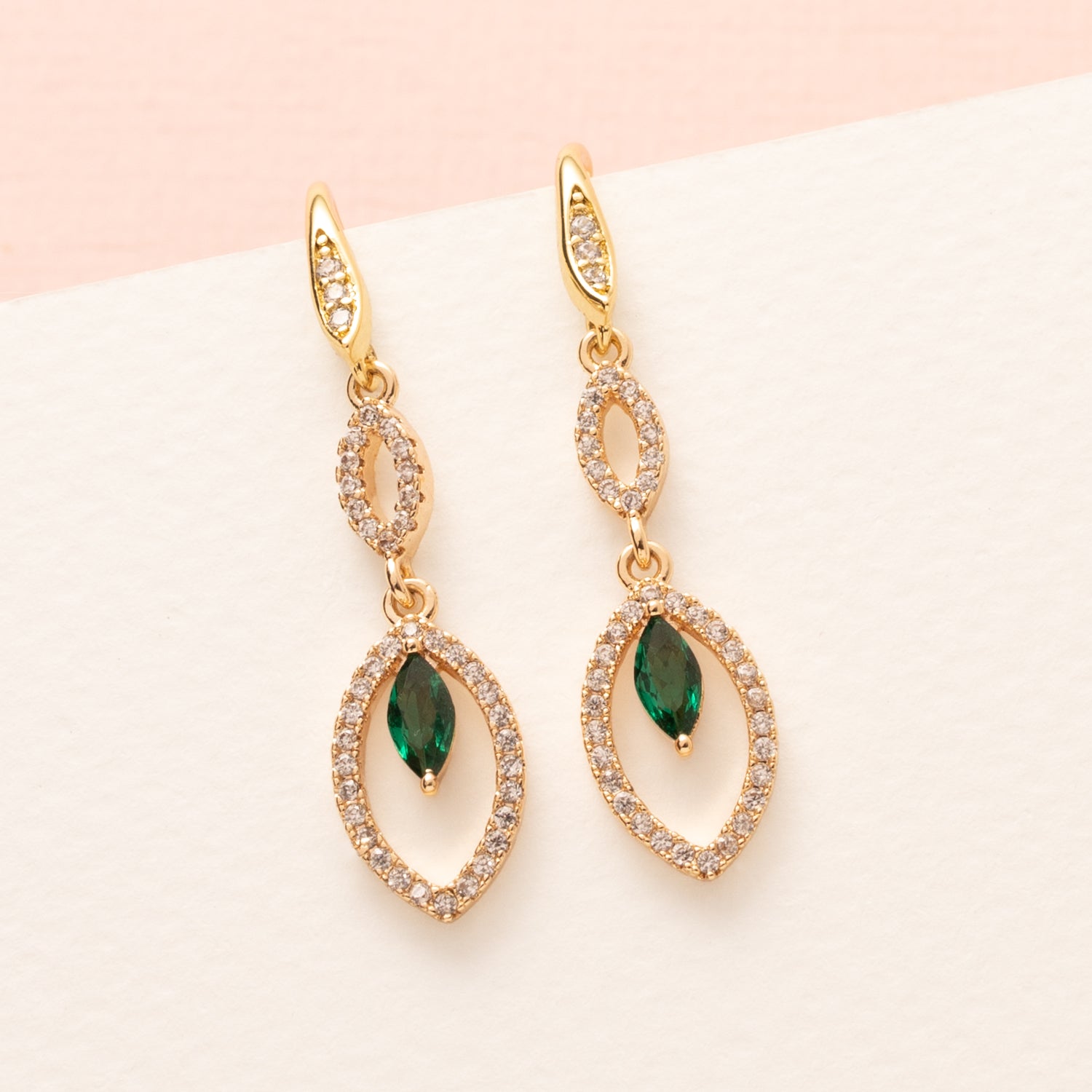 Green Spark straalt elegantie uit met een frisse twist. Deze fijne 18 kt gold plated oorhaakjes zijn voorzien van een sprankelende ovale zirkonia en een felgroen accentsteentje. Ideaal voor wie houdt van subtiele details en een levendig kleuraccent.