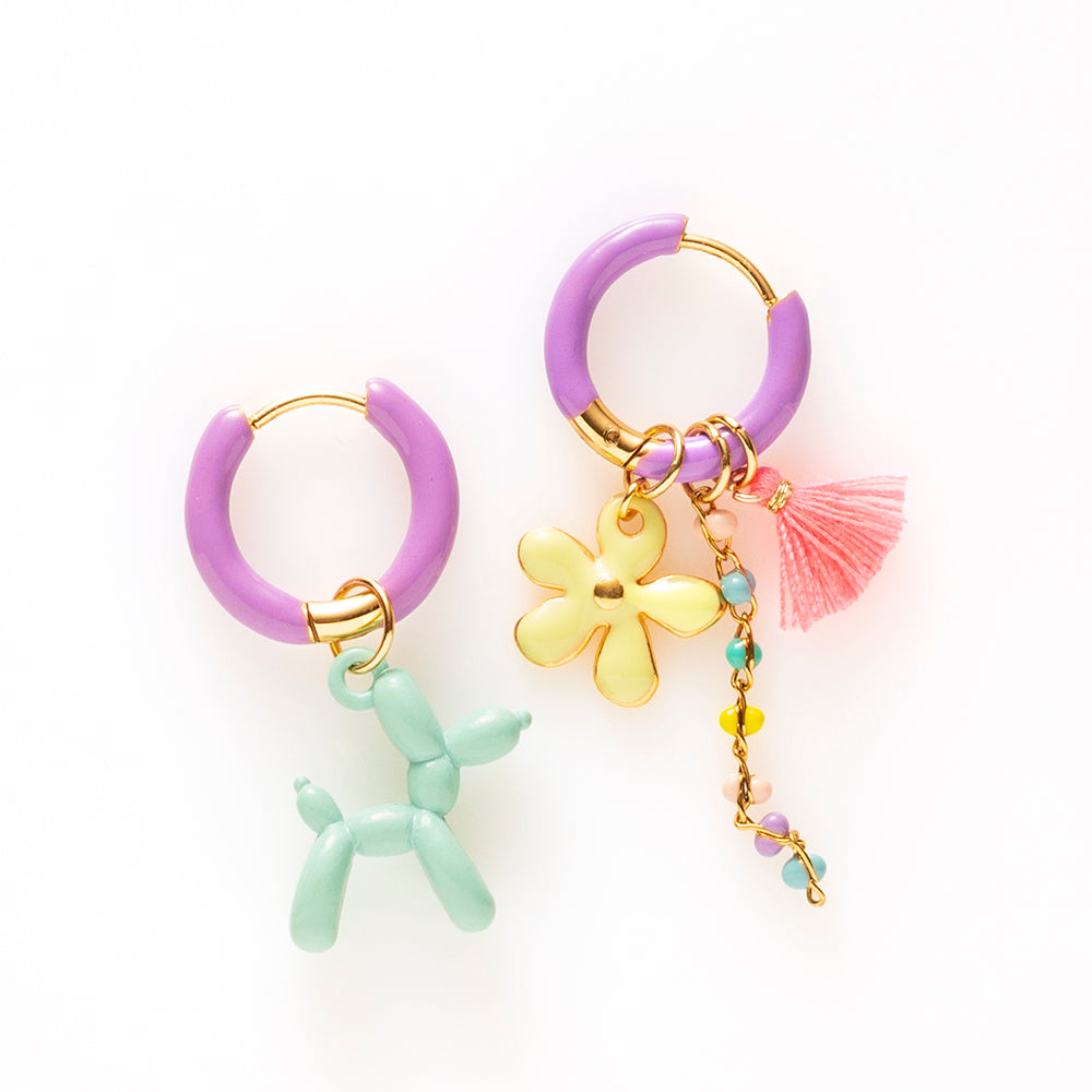 Voeg een sprankje kleur en een vleugje vreugde toe aan je dag met deze kleine gekleurde oorbellen voorzien van eigenzinnige bedels. Deze charmante oorbellen zijn perfect om je outfit op te vrolijken en je een instant geluksgevoel te geven. Bovendien kun je de bedels er zelf afhalen en onderling wisselen. Mix & Match met de andere oorbellen voor dubbel plezier!