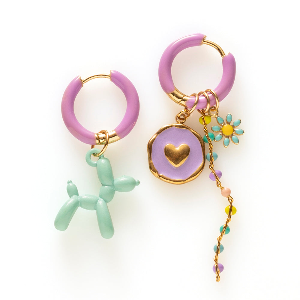 Voeg een sprankje kleur en vreugde toe aan je dag met deze kleurrijke oorbellen met eigenzinnige bedels. Deze charmante oorbellen geven elke outfit een speelse en stijlvolle touch én bezorgen je meteen een instant geluksgevoel.
Extra leuk: de bedels zijn eenvoudig afneembaar en onderling te wisselen. Mix & Match ze met andere oorbellen en creëer eindeloos veel unieke combinaties voor dubbel draagplezier.