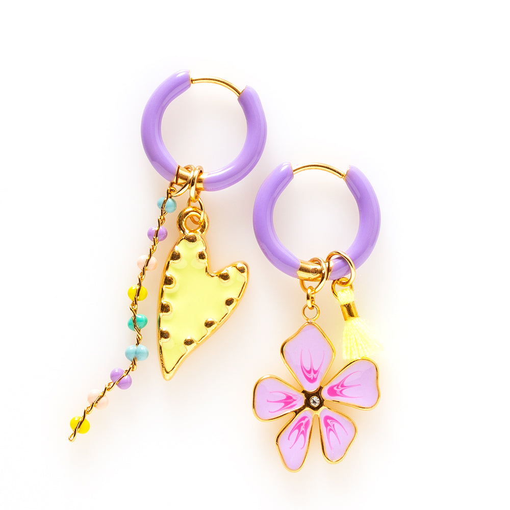 Voeg een sprankje kleur en een vleugje vreugde toe aan je dag met deze kleine gekleurde oorbellen voorzien van eigenzinnige bedels. Deze charmante oorbellen zijn perfect om je outfit op te vrolijken en je een instant geluksgevoel te geven. Bovendien kun je de bedels er zelf afhalen en onderling wisselen. Mix & Match met de andere oorbellen voor dubbel plezier!