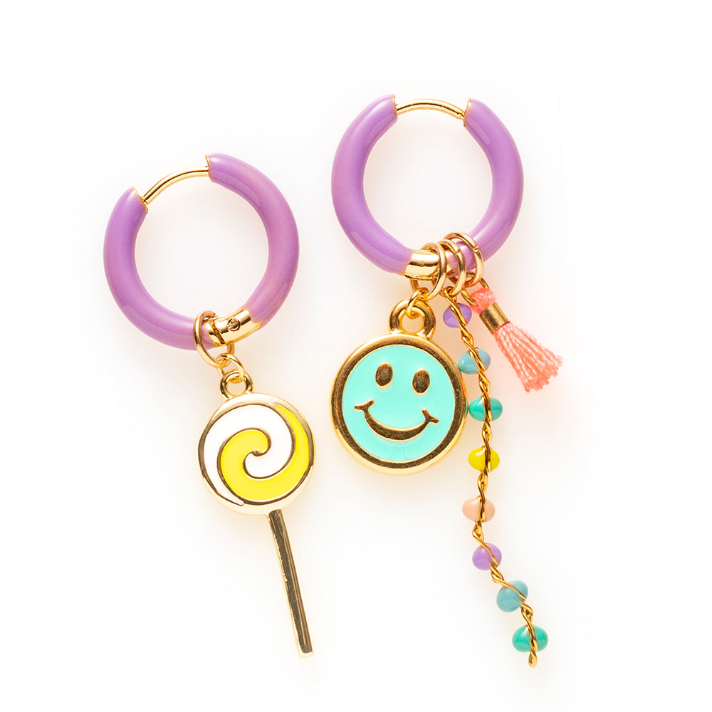 Voeg een sprankje kleur en vreugde toe aan je dag met deze kleurrijke oorbellen met eigenzinnige bedels. Deze charmante oorbellen geven elke outfit een speelse en stijlvolle touch én bezorgen je meteen een instant geluksgevoel.
Extra leuk: de bedels zijn eenvoudig afneembaar en onderling te wisselen. Mix & Match ze met andere oorbellen en creëer eindeloos veel unieke combinaties voor dubbel draagplezier.